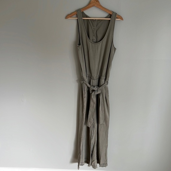 C&C California Sage Green Sleeveless Jumpsuit - Picture 1 of 12